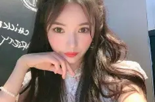 法国八卦杂志：马克龙“暧昧短信”引发耳光